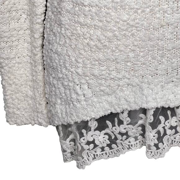 Absolutely Famous Size Medium White Popcorn Chenille Tunic Sweater Lace Hem - Picture 4 of 8